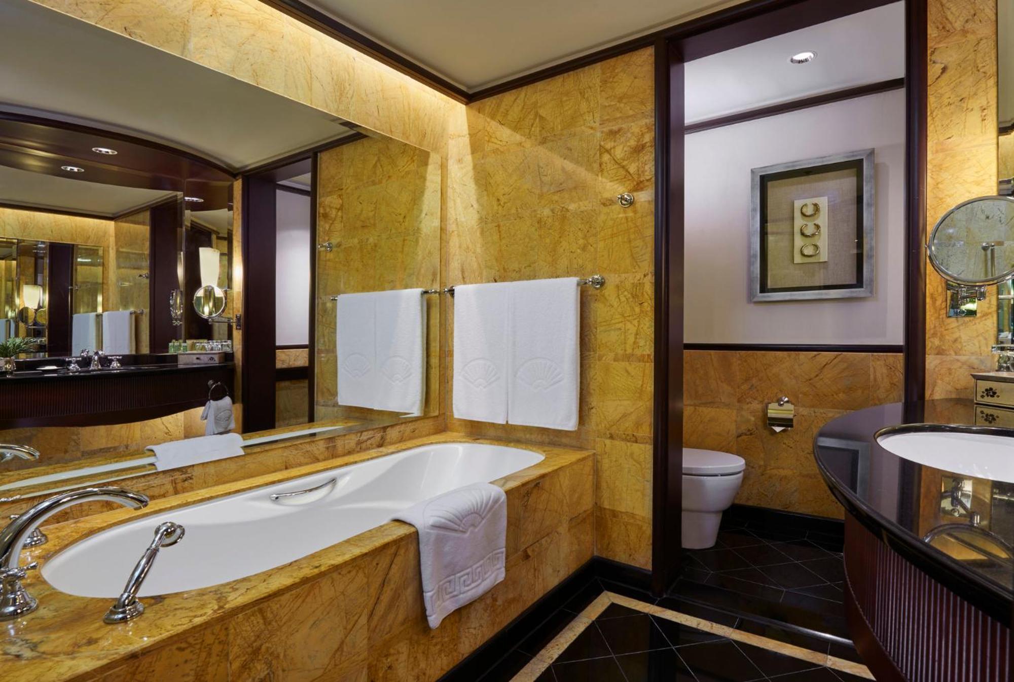 Deluxe Twin Towers View Room King Bed